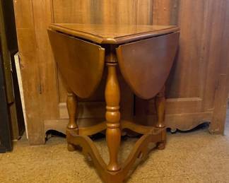 Early American Tripod Clover Drop Leaf Pembrooke Table
