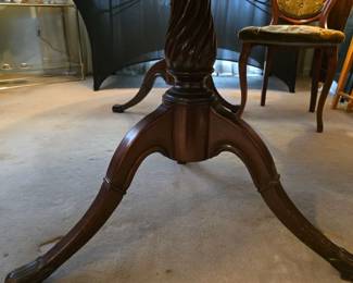 Oval Carved Mahogany Double Pedestal Dining Room Table w/7 chairs and 2 leafs