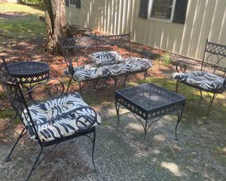 Beautiful vintage outdoor set by Salterini.  It’s called Taj Mahal.  Great condition.