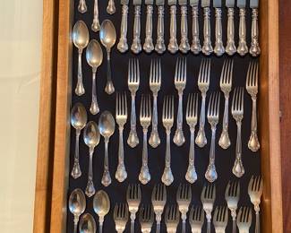 Gorham Chantilly sterling silver flatware 12 4-piece place-settings, total weight excluding knives is 1353.82 grams, see next photo