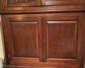Mahogany corner cabinet with original key, in excellent condition