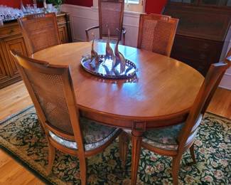 Henredon table and six chairs, with 2 leaves