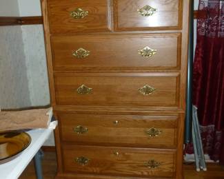 Oak chest of drawers