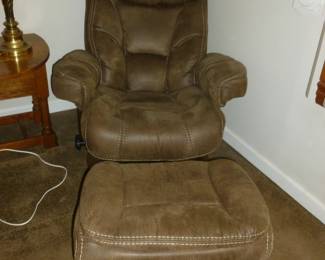 Retro-style recliner chair w/ottoman