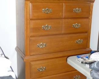 Oak chest of drawers