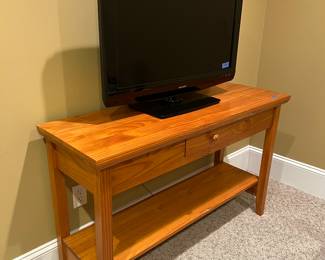 Pine table, tv