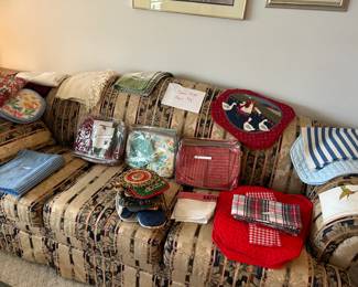 TABLECLOTHS AND PLACE MATS