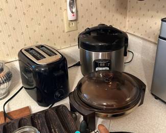 TOASTER, RICE MAKER AND OTHER ITEMS
