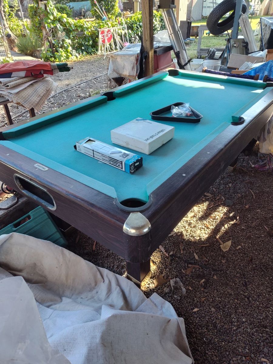 Pool table w/rack, balls and pool cue wall rack