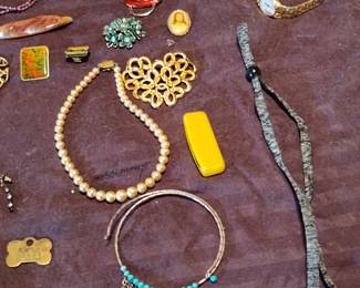 Jewery Faux pearl necklace and brooches