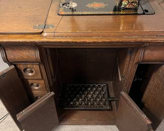 1930s Singer Sewing Machine and Table (See Photos for Modern Modifications)