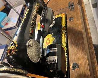 1930s Singer Sewing Machine and Table (See Photos for Modern Modifications)