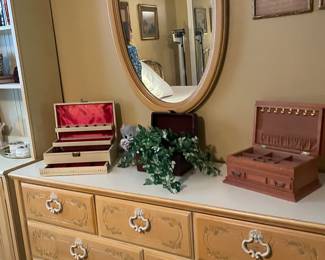 dresser w/mirror