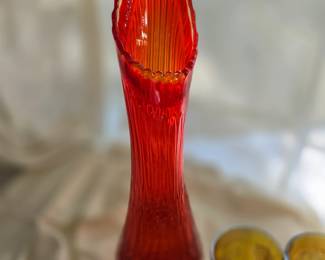 This stunning L.E. Smith swung vase is a statement piece for sure! 