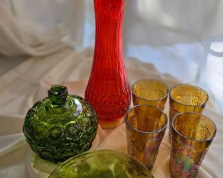 Stunning L.E.Smith swung glass vase and moon and stars. Lots of other vibtage glass!