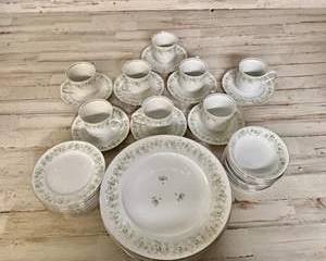 Vintage Johann Haviland "Blue Garland” Fine Porcelain Complete 40 Piece Dinnerware Set With Platinum Trim