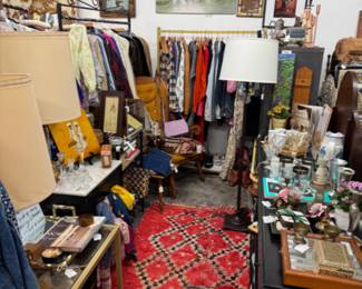 Another great space filled with a nice mix of all things vintage and a very nice rug runner!