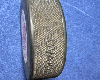 GORDIE HOWE SIGNED OFFICIAL HOCKEY PUCK