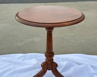 ETHAN ALLEN QUEEN ANNE STYLE WALNUT WINE TABLE