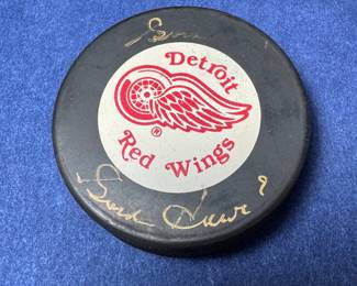 GORDIE HOWE SIGNED OFFICIAL HOCKEY PUCK