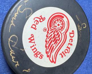 GORDIE HOWE SIGNED OFFICIAL HOCKEY PUCK
