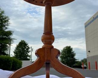 ETHAN ALLEN QUEEN ANNE STYLE WALNUT WINE TABLE