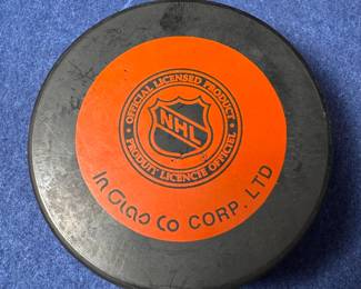 GORDIE HOWE SIGNED OFFICIAL HOCKEY PUCK