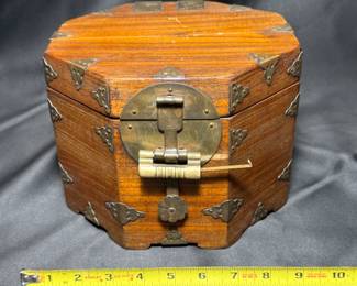 19TH CENTURY CHINESE OCTAGONAL BOX, WITH ORIGINAL WORKING LOCK AND KEY