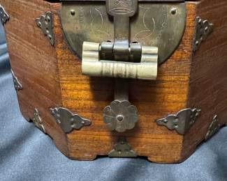 19TH CENTURY CHINESE OCTAGONAL BOX, WITH ORIGINAL WORKING LOCK AND KEY