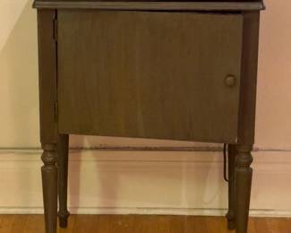 Antique Singer Sewing Machine & Cabinet