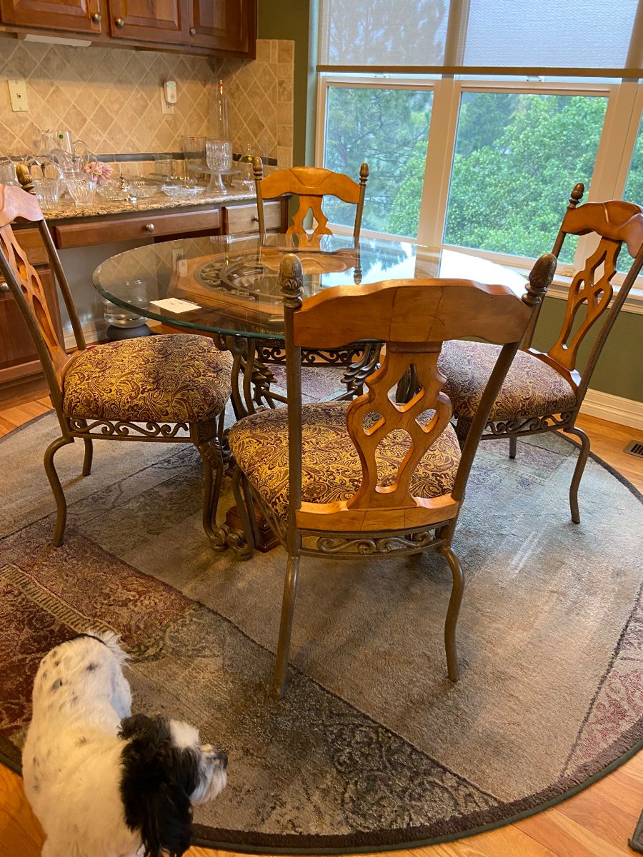 Table set with four chairs +2 barstools