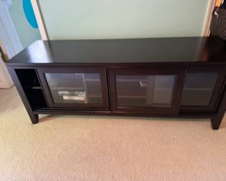 Table great for
TV and electronics