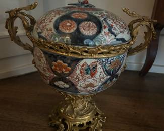 Imari lid covered bowl - Fine piece