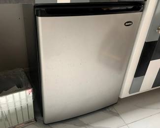Sanyo Dormitory Size Refrigerator