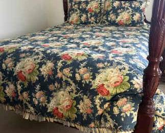 Waverly Queen Size Reversible Comforter, Shams Pillows