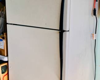 Roper household fridge, mfg 09-96- works