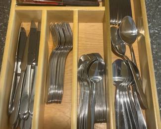 Oneida Flatware with Drawer Ware Holder