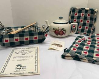 The Swiss Colony Basket And Apple Tea Kettle
