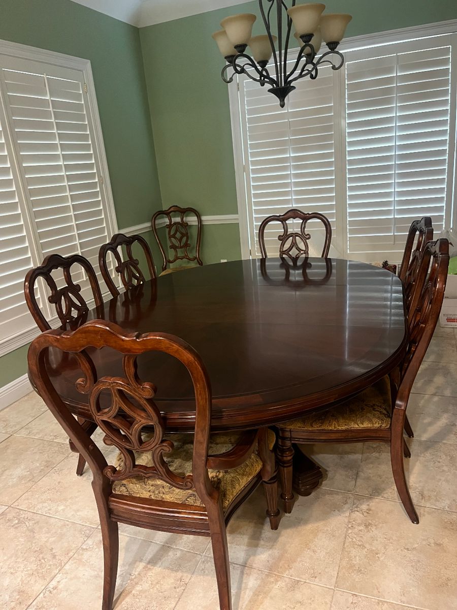 Mahogany dining table with 8 chairs made by Thomasville