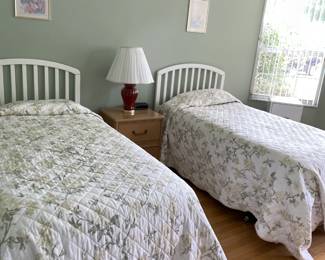 2 twin beds