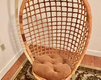 Vintage Rattan hanging egg chair!