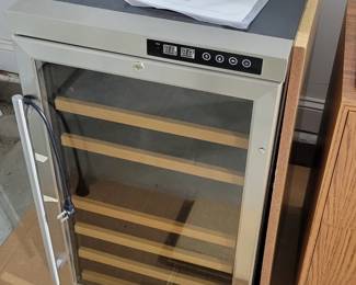Wine refrigerator