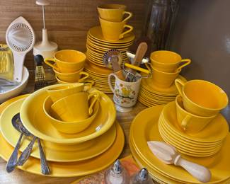 Unmarked Yellow Pottery Dinnerware Set – Harlequin Style by Homer Laughlin