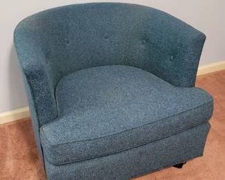 Mid cen modern small chair.