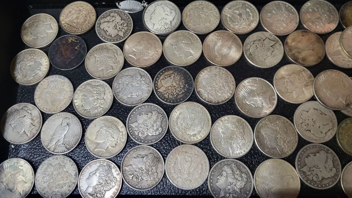 Huge assortment of Morgan and Peace U.S. silver dollars (mixed date collection).