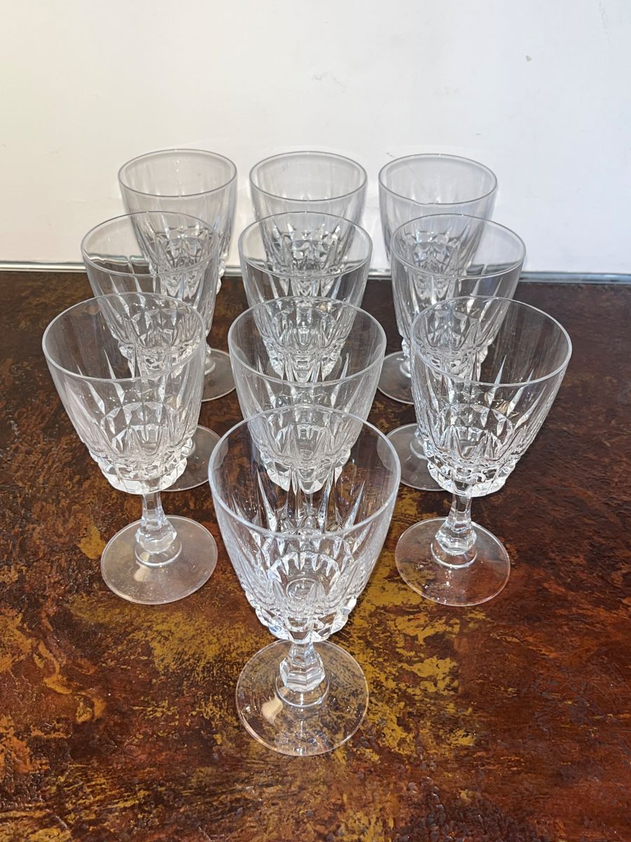 Vintage D Arques Pompadour Stemmed Crystal Glasses
10 glasses total
Vintage d’ Arques pompadour stemmed crystal glasses
6.75” x 3”
1 glass has a chip on the mouth piece
Notes: Good condition, some a little dirty and one with a chip by the mouth piece