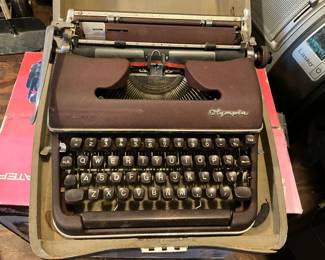 VINTAGE REMINGTON TYPEWRITER
