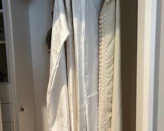 Linen table cloths + napkins, ect