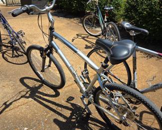 #214 Trek Navigator 2.0 (Mem's) Hybrid Trail/City Bike 21" $250.00