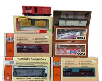 HO LOT 8 Train Cars CON-Cor TYCO Boxcars Gerber Purina